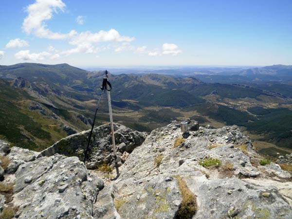 Con buen tiempo, las vistas desde el pico Tres Mares son de dos rombos.